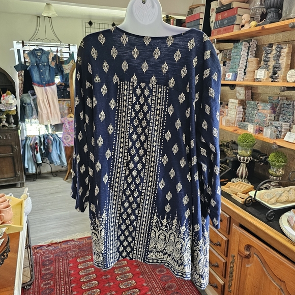 Catherines Blue Tunic Top size 3x (26-28) with white Moroccan style print. - Picture 3 of 8